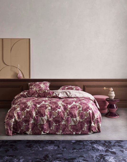 Ein Bettbezug-Set aus mehreren Kopfkissen und einer Bettdecke bezogen mit Twill-Baumwoll Bettwaesche aus 100 Prozent Baumwolle mit Muster aus Rosen in der Farbe Rot. Modell Bernice Beachwood White Cherry.