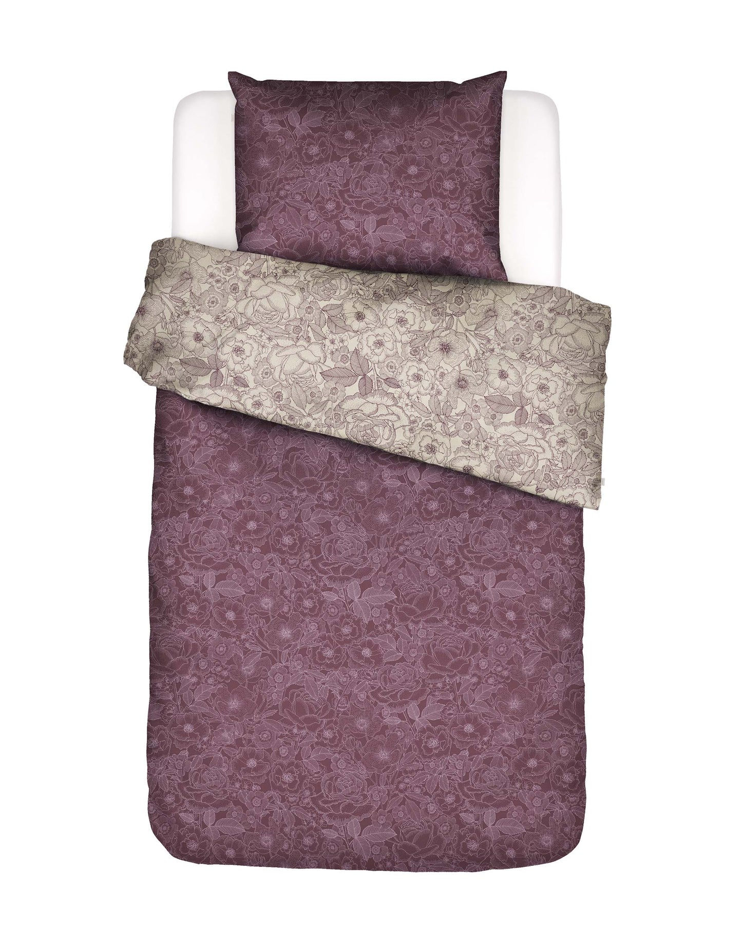 Ein Kopfkissen und eine Bettdecke bezogen mit Twill-Baumwoll Bettwaesche von Essenza mit einem Muster aus Blumen in der Farbe Lila. Modell Camille Plum Wine.
