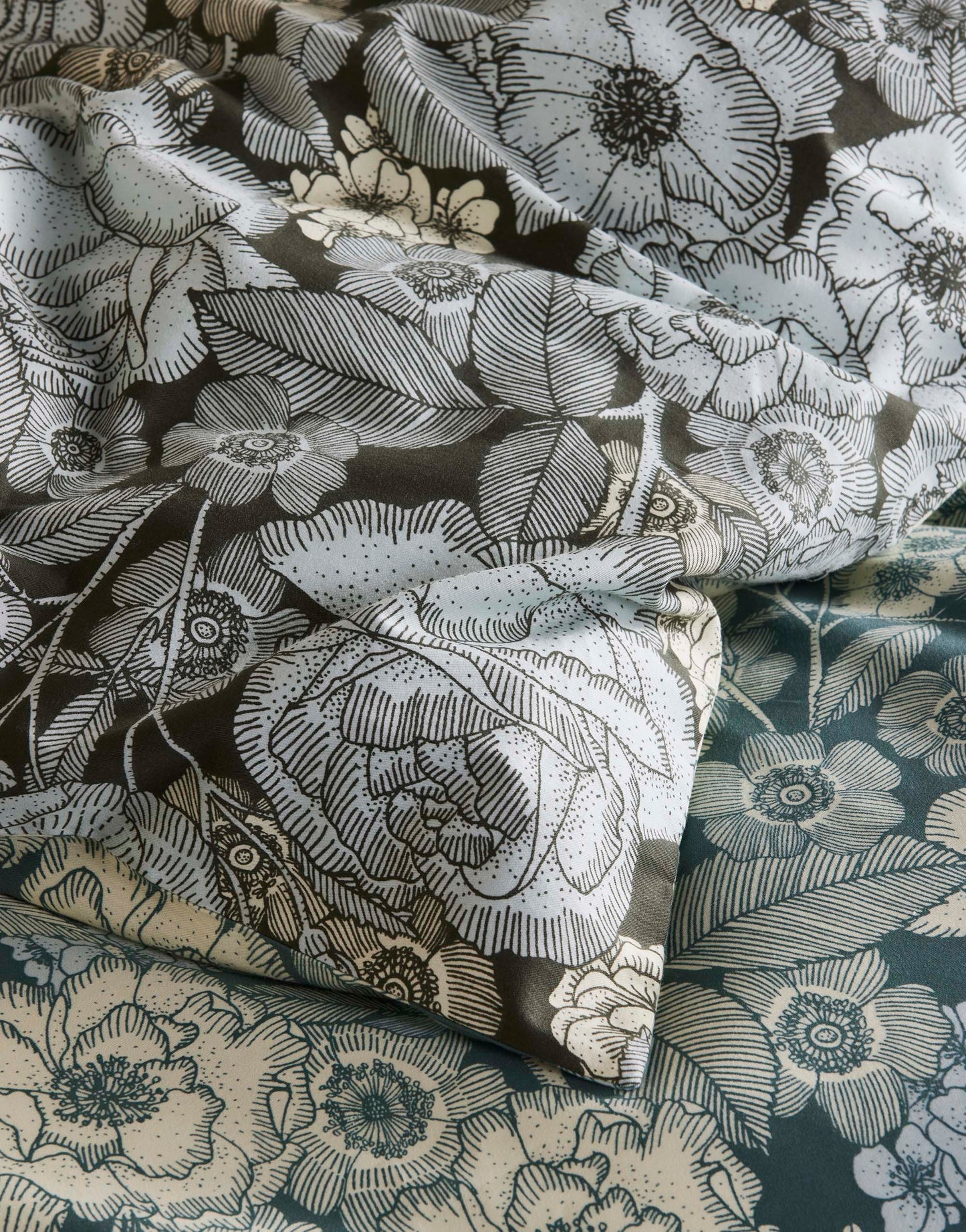 Detaildarstellung der Blumen der Essenza Twill-Baumwoll Bettwaesche Modell Camille Reef Green.