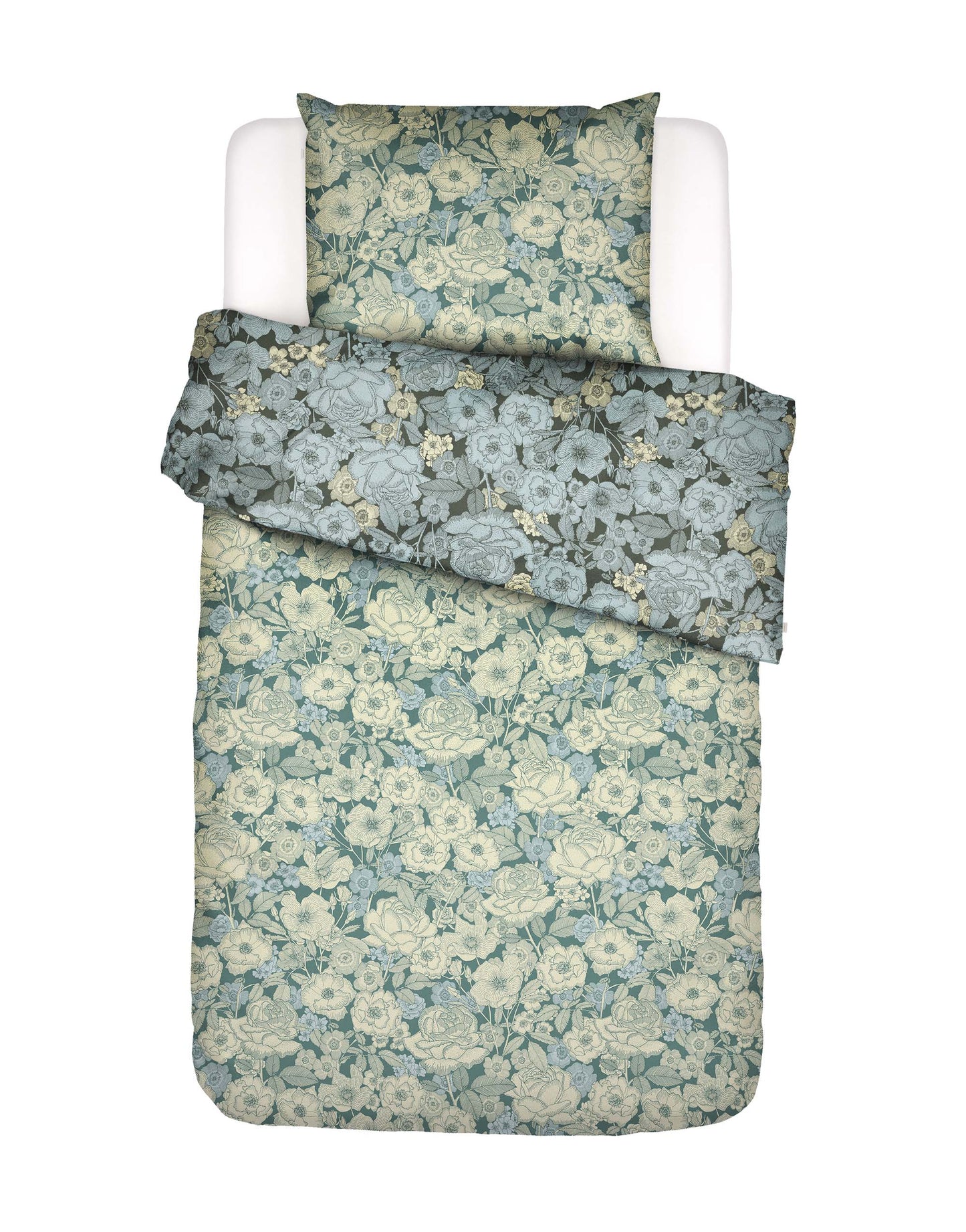 Ein Kopfkissen und eine Bettdecke bezogen mit Twill-Baumwoll Bettwaesche von Essenza mit einem Muster aus Blumen in der Farbe Tuerkis. Modell Camille Reef Green.