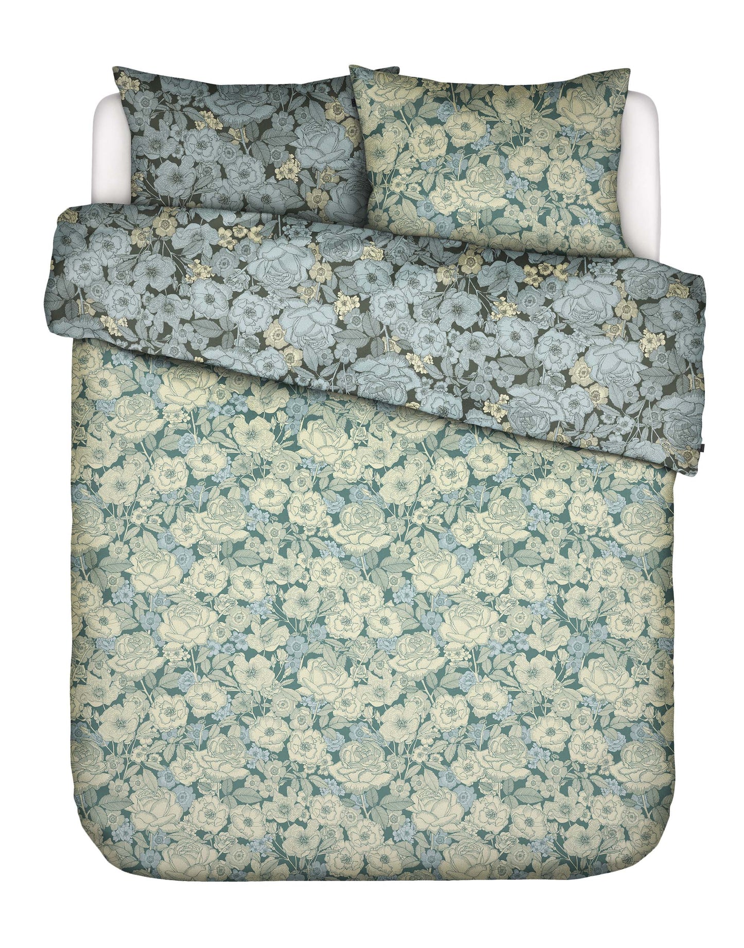 Zwei Kopfkissen und eine Bettdecke bezogen mit Twill-Baumwoll Bettwaesche von Essenza mit einem Muster aus Blumen in der Farbe Tuerkis. Modell Camille Reef Green.
