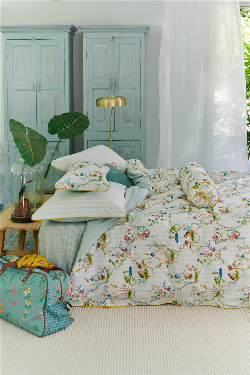Auf einem Bett liegen mehrere Kopfkissen und eine Bettdecke bezogen mit Perkal-Baumwoll Bettwaesche aus 100 Prozent Baumwolle mit Muster aus Pflanzen in der Farbe Weiss. Modell Singerie White.