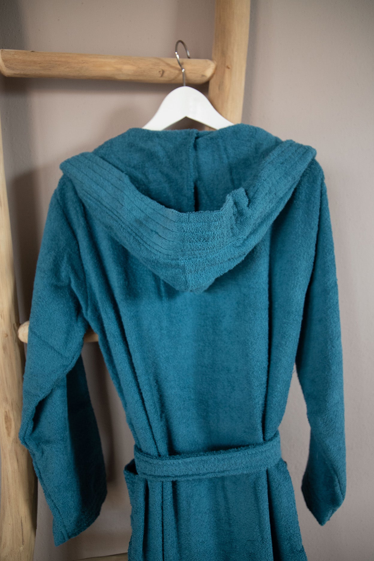 Eine Detailaufnahme der Kapuze vom CARL COTTON Bademantel in der Farbe Petrol. Die Struktur wird hervorgehoben. Modell Petrol.