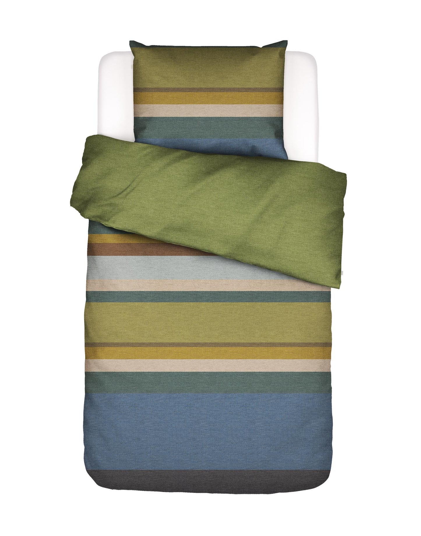 Ein Bettbezug-Set aus einem Kopfkissen und einer Bettdecke bezogen mit Baumwoll-Flanell Bettwaesche aus 100 Prozent Baumwolle mit horizontalen Streifen in der Farbe Gruen. Modell Kim Green.