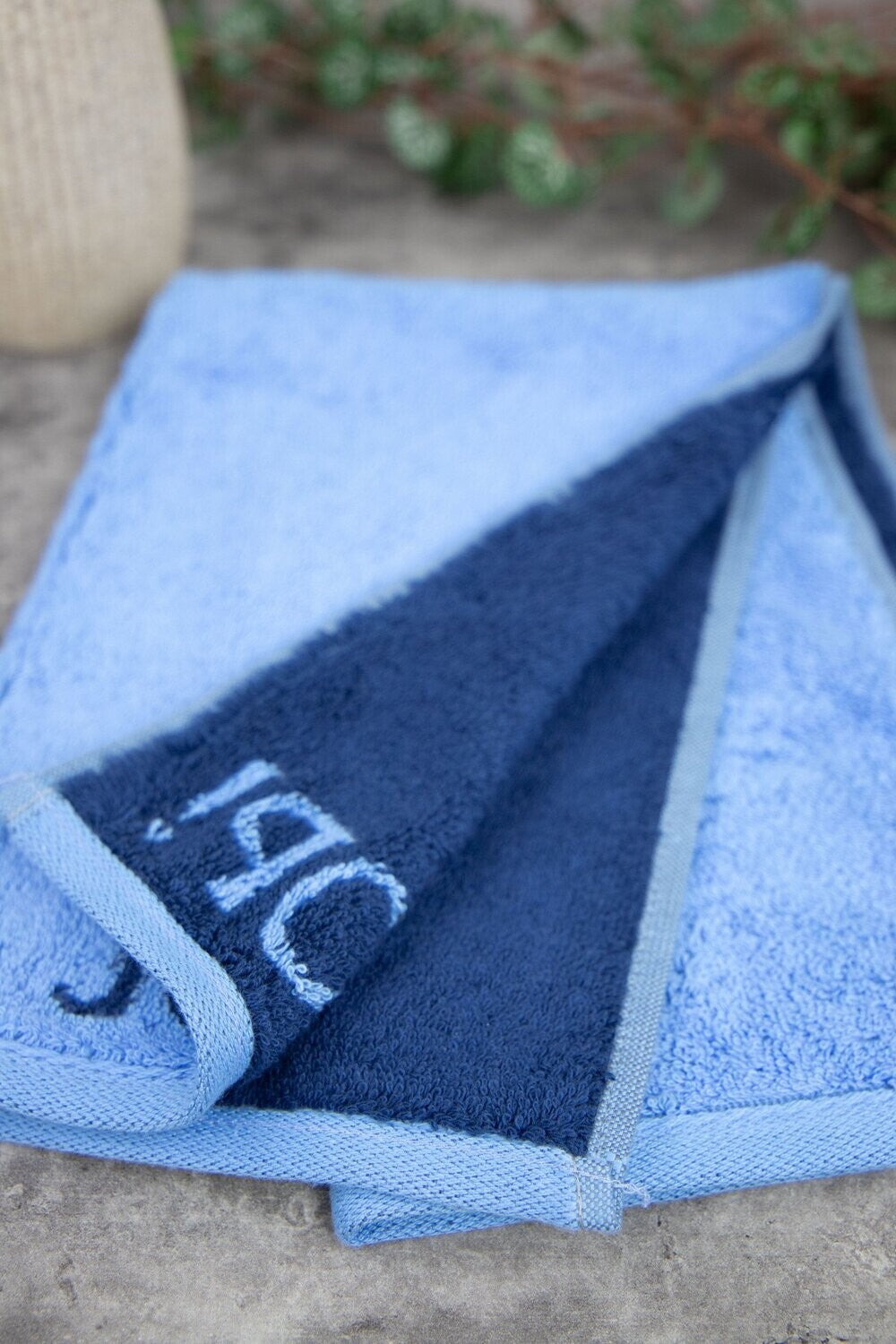 Eine Detailaufnahme des Handtueches in der Farbe Blau. Die Struktur wird hervorgehoben. Modell Blau.