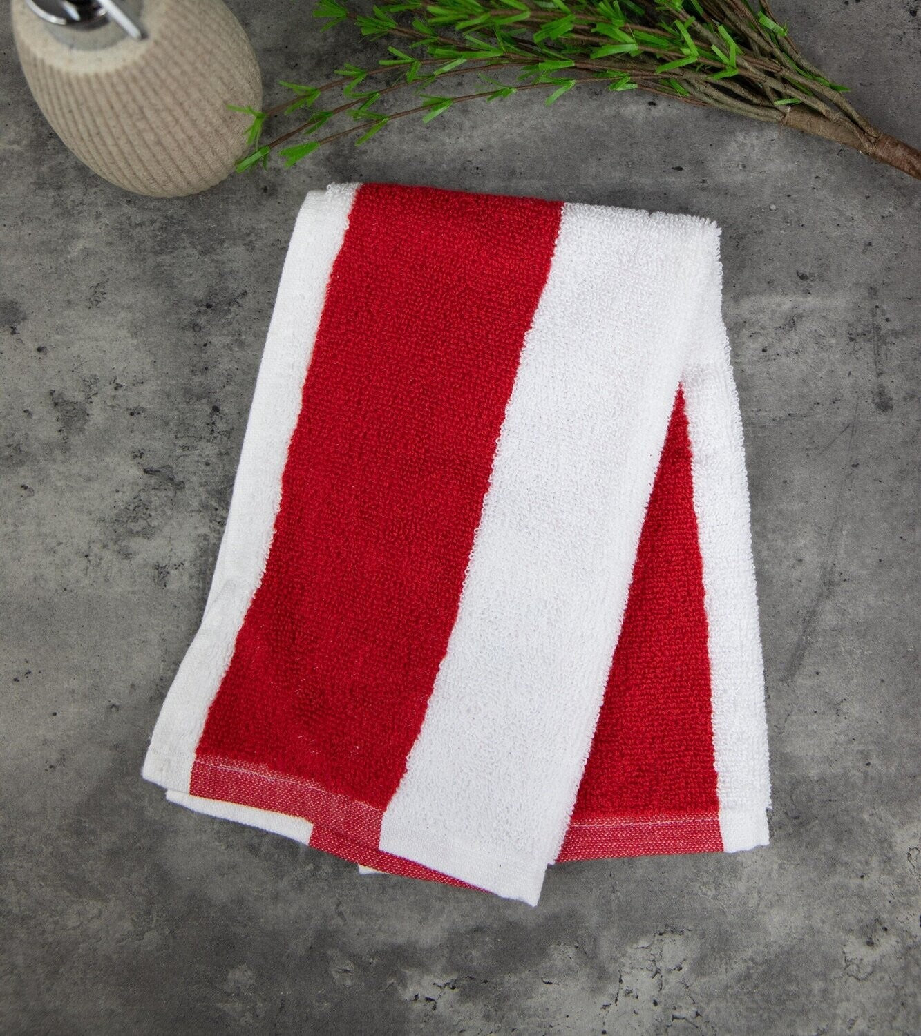 Ein Gaestetuch von Standard Line aus 100 Prozent Baumwolle in der Groesse 30x50cm mit Muster aus Streifen. Farbe Rot. Modell Red Stripe.