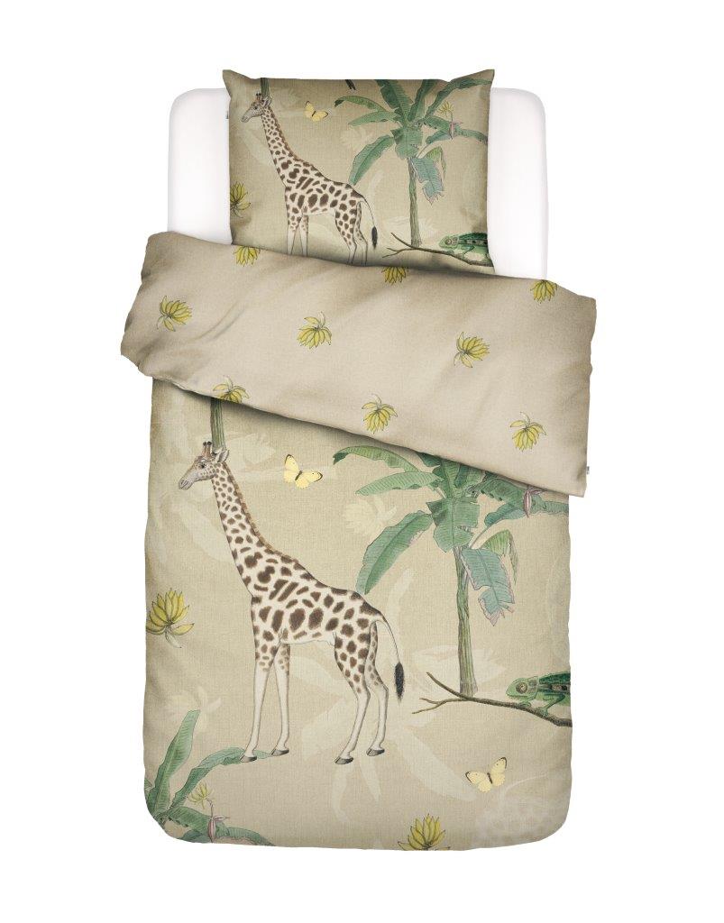 Ein Bett mit einem Kopfkissen und einer Bettdecke bezogen mit kuscheliger Covers & Co Bettwaesche aus 100 Prozent Baumwolle mit Illustrationen vom Dschungel in der Farbe Beige. Modell Banana.