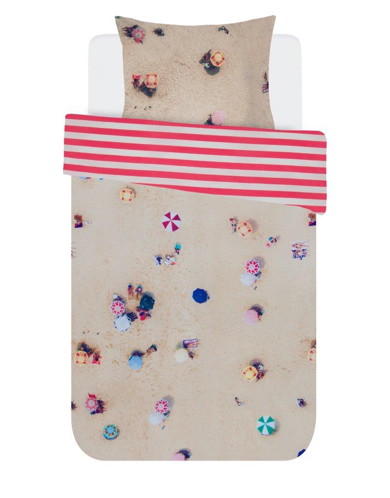 Ein Bett mit einem Kopfkissen und einer Bettdecke bezogen mit kuscheliger Covers & Co Bettwaesche aus 100 Prozent Baumwolle mit Illustrationen vom Strand in der Farbe Beige. Modell Cabana.
