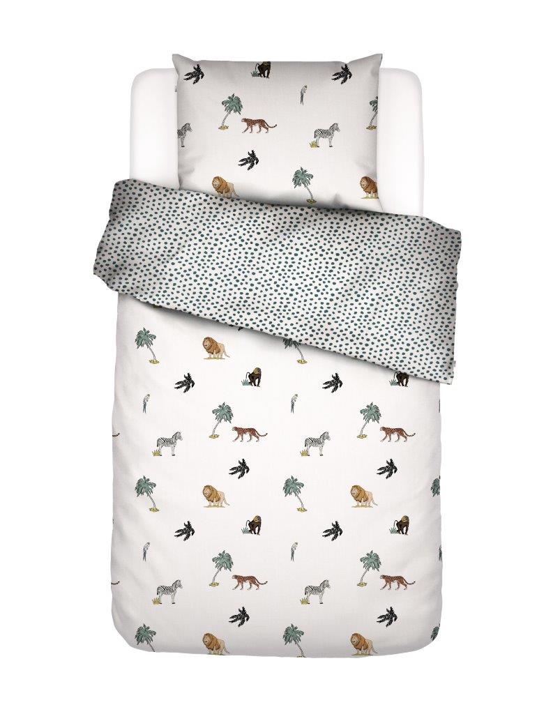Ein Bett mit einem Kopfkissen und einer Bettdecke bezogen mit kuscheliger Covers & Co Bettwaesche aus 100 Prozent Baumwolle mit Illustrationen von wilden Steppentieren in der Farbe Weiss. Modell Into The Wild.