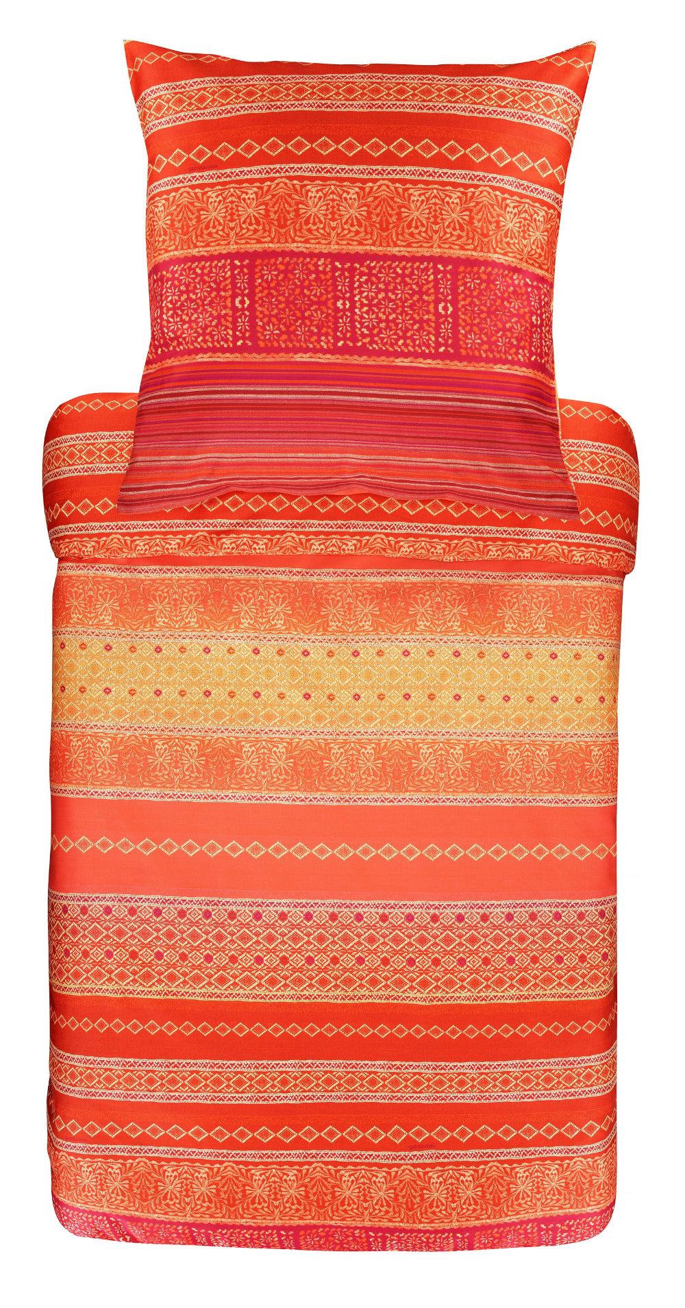 Ein Kopfkissen und eine Bettdecke bezogen mit eleganter Mako-Satin Bettwaesche von bassetti mit einem gestreiftem Paisleymuster in der Farbe Orange. Modell Italiana in Algeri G1.