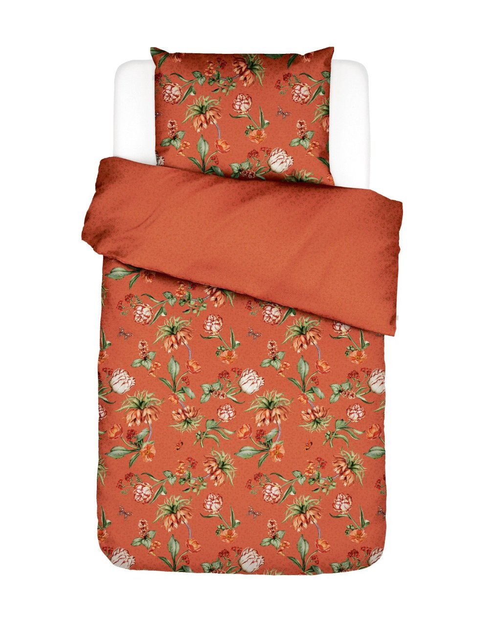 Ein Kopfkissen und eine Bettdecke bezogen mit Perkal Bettwaesche von Essenza mit einem Muster aus Blumen in der Farbe Orange. Modell Femm Ginger.