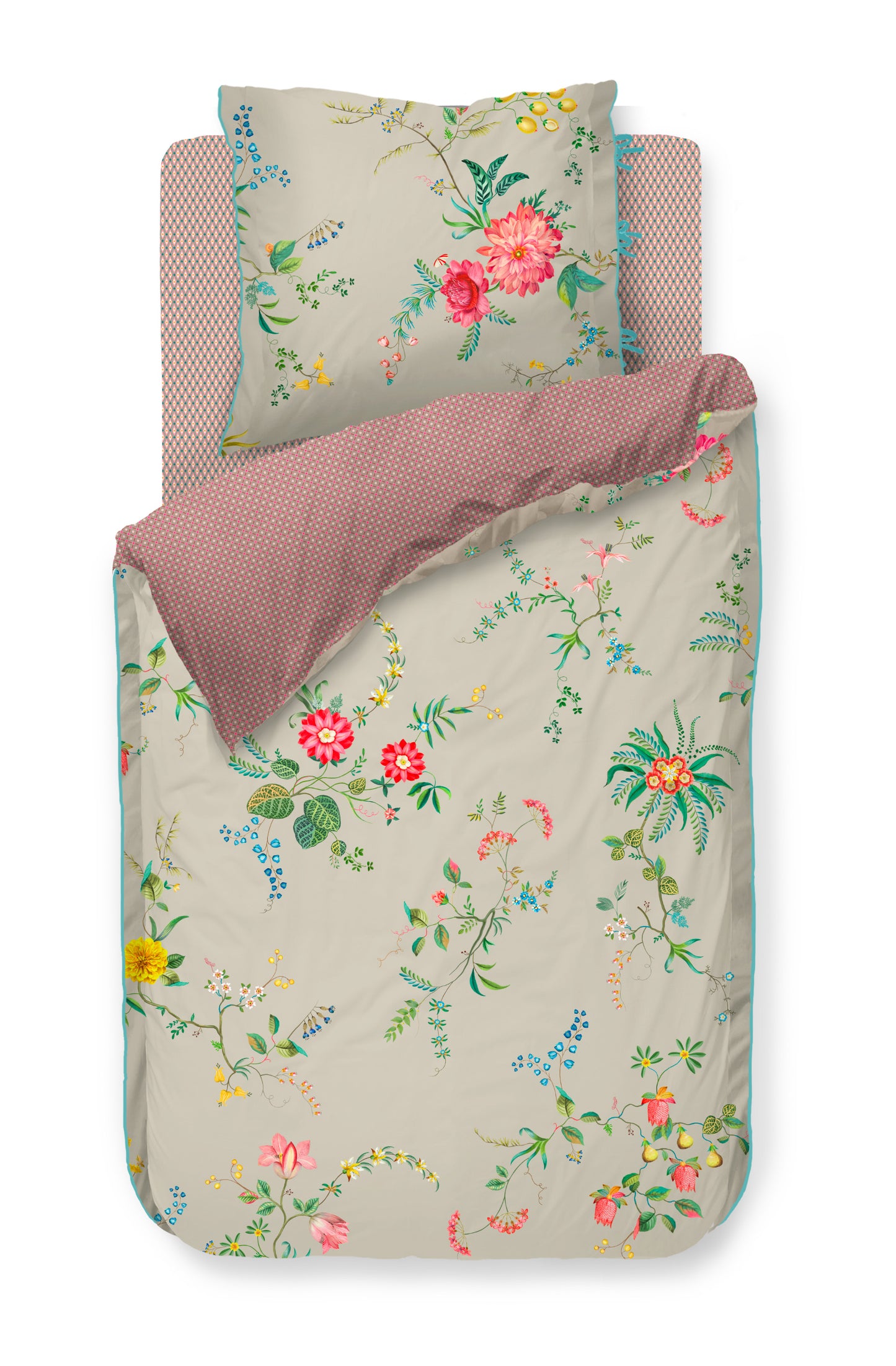 Ein Kopfkissen und eine Bettdecke bezogen mit Perkal-Baumwoll Bettwaesche mit einem Muster aus Blumen in der Farbe Beige. Modell Fleur Grandeur Khaki.