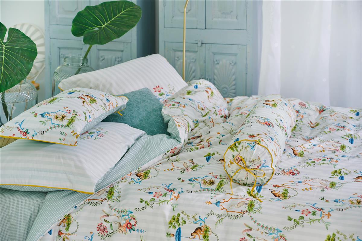 Ein Bettbezug-Set aus mehreren Kopfkissen und einer Bettdecke bezogen mit Perkal-Baumwoll Bettwaesche aus 100 Prozent Baumwolle mit Muster aus Pflanzen in der Farbe Weiss. Modell Singerie White.