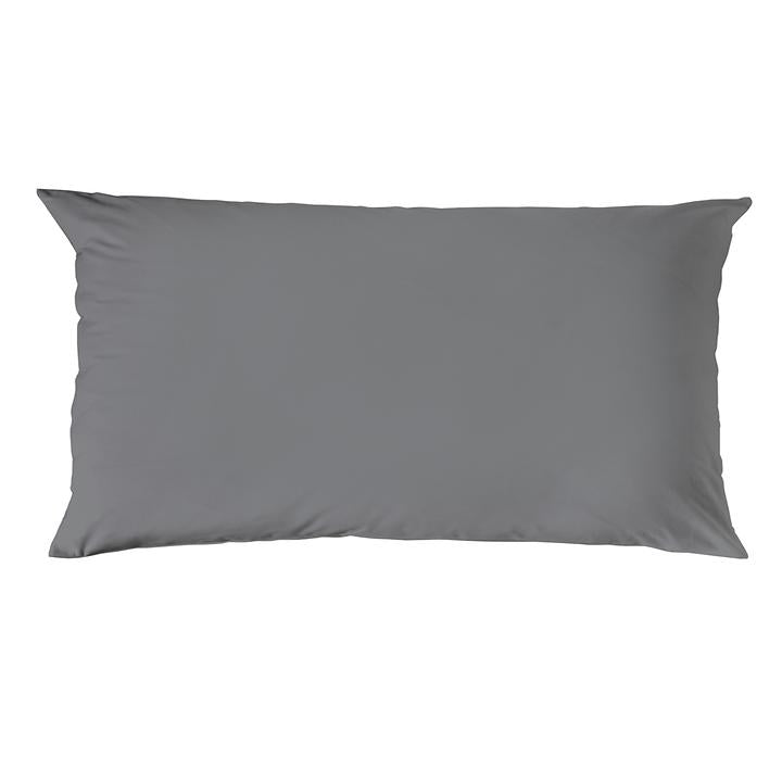 Ein rechteckiges Kopfkissen bezogen mit Renforce Bettwaesche in der Farbe Grau. Modell Stone-Washed Anthrazit 888.