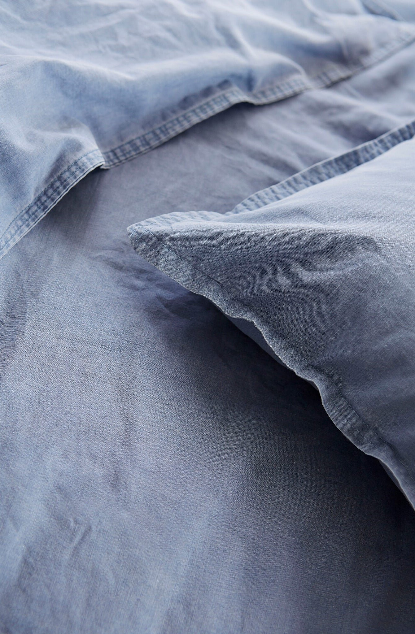 Detaildarstellung der Kopfkissen und Bettdecke der Renforce Bettwaesche Modell Stone-Washed Blau 365.