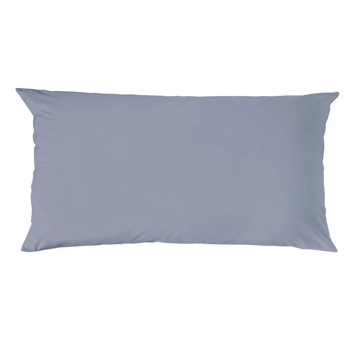 Ein rechteckiges Kopfkissen bezogen mit Renforce Bettwaesche in der Farbe Blau. Modell Stone-Washed Blau 365.