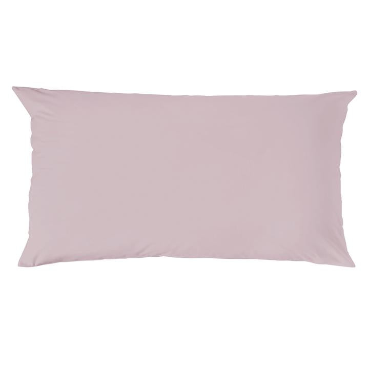 Ein rechteckiges Kopfkissen bezogen mit Renforce Bettwaesche in der Farbe Rosa. Modell Stone-Washed Rosenholz 450.