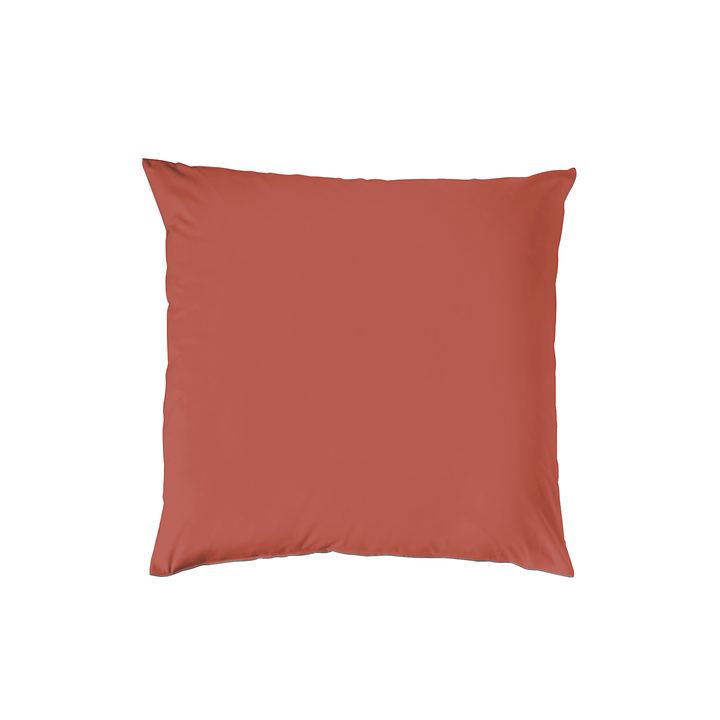 Ein quadratisches Kopfkissen bezogen mit Renforce Bettwaesche in der Farbe Rot. Modell Stone-Washed Rost 228.
