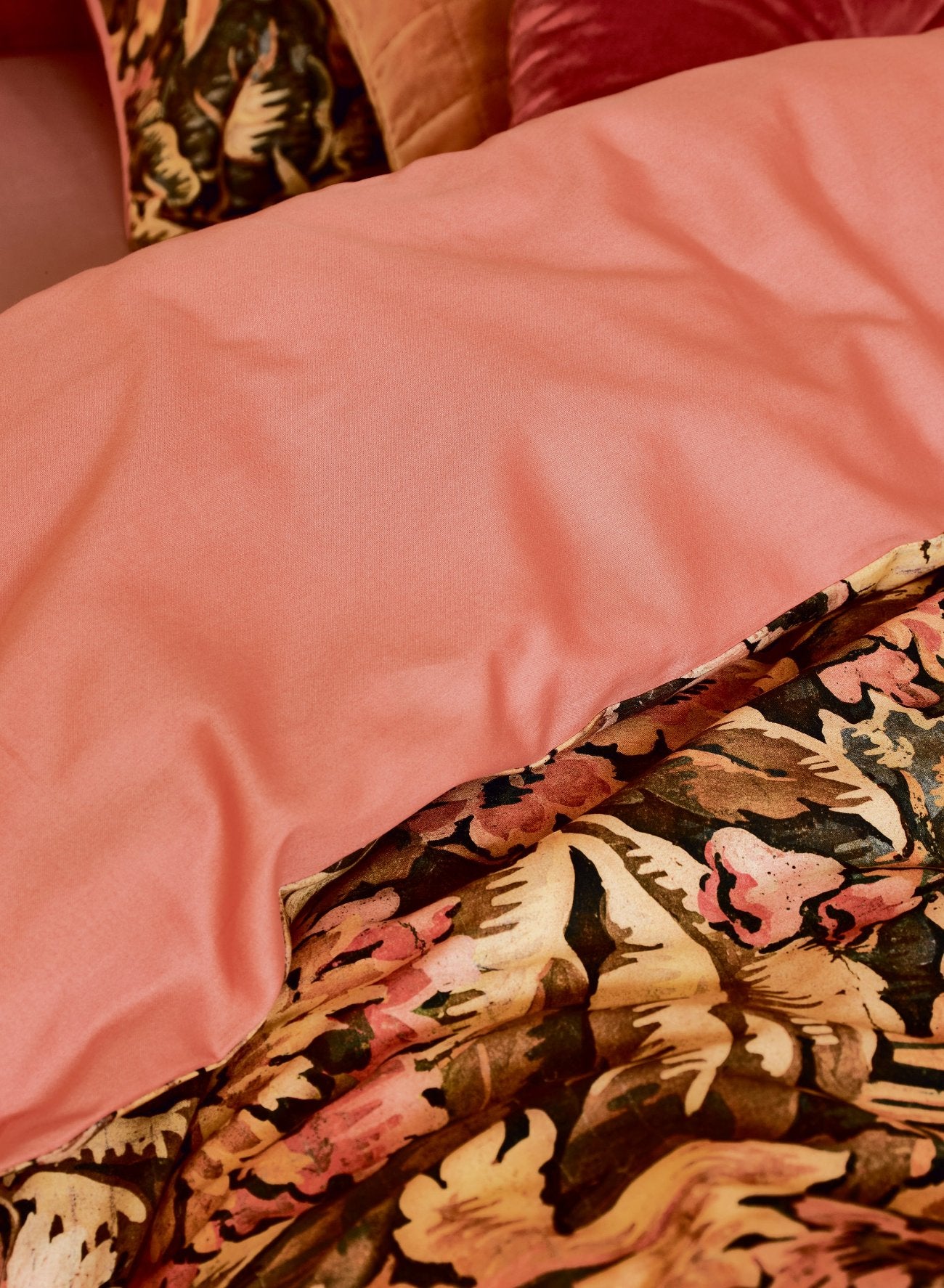Detaildarstellung auf Kopfkissen und Bettdecke der Blumen der Essenza Satin Bettwaesche Modell Yfke Multi.