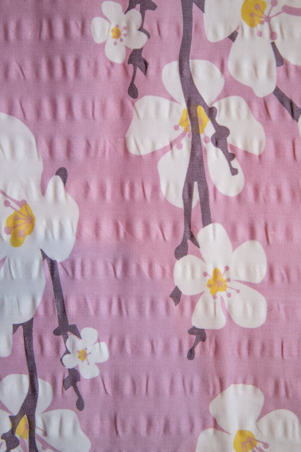 Detaildarstellung der Blueten der Satin-Seersucker Bettwaesche Modell Rosa.
