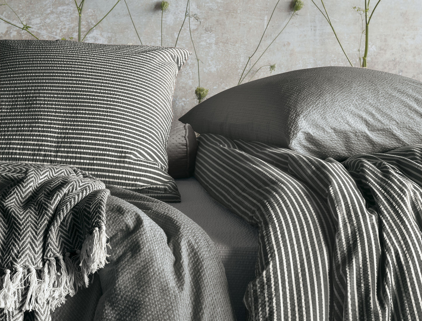 Detaildarstellung der graphischen Formen auf Kopfkissen und Bettdecke der Soft Seersucker Bettwaesche Modell Easy Grey.