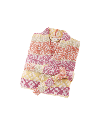 Eine Detailaufnahme des Stoffes vom basetti Bademantel in der Farbe Koralle. Die Struktur wird hervorgehoben. Modell Hanami 41.