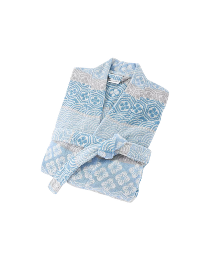 Eine Detailaufnahme des Stoffes vom bassetti Bademantel in der Farbe Blau. Die Struktur wird hervorgehoben. Modell Hanami G1.