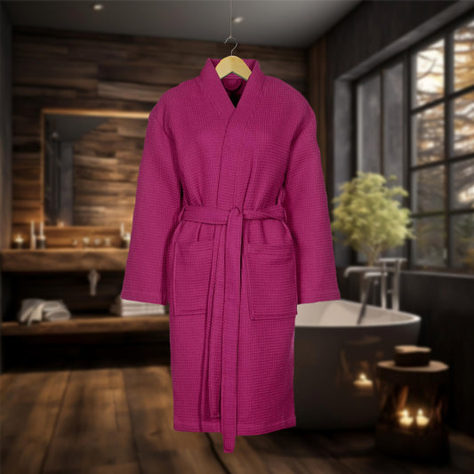 Ein Bademantel von VOSSEN aus 100 Prozent Baumwolle in der Farbe Pink. Modell Waffelpique Rom Cranberry.