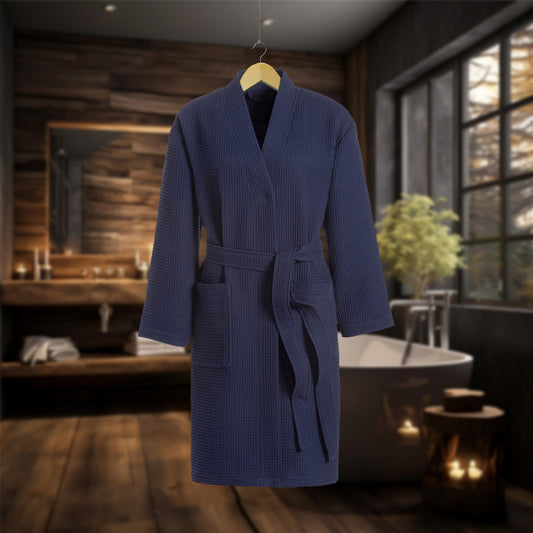 Ein Bademantel von VOSSEN aus 100 Prozent Baumwolle in der Farbe Blau. Modell Waffelpique Rom Winternight.