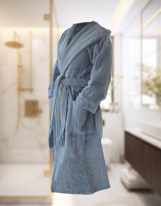 Ein Bademantel mit Kapuze von EN VOGUE aus 100 Prozent Baumwolle in der Farbe Blau. Modell Air Cotton Stahlblau.