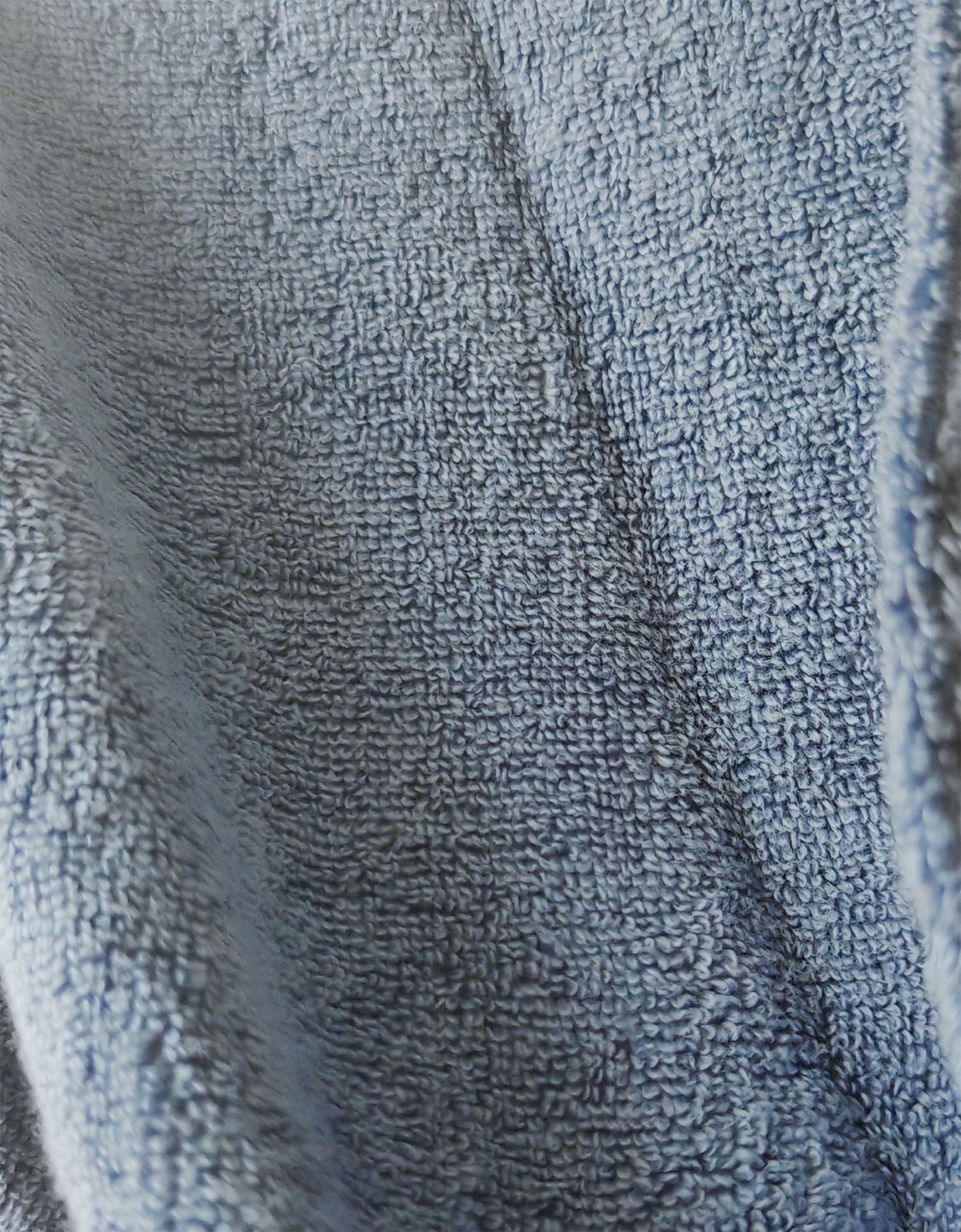 Eine Detailaufnahme des Stoffes vom EN VOGUE Bademantel in der Farbe Blau. Die Struktur wird hervorgehoben. Modell Air Cotton Stahlblau.