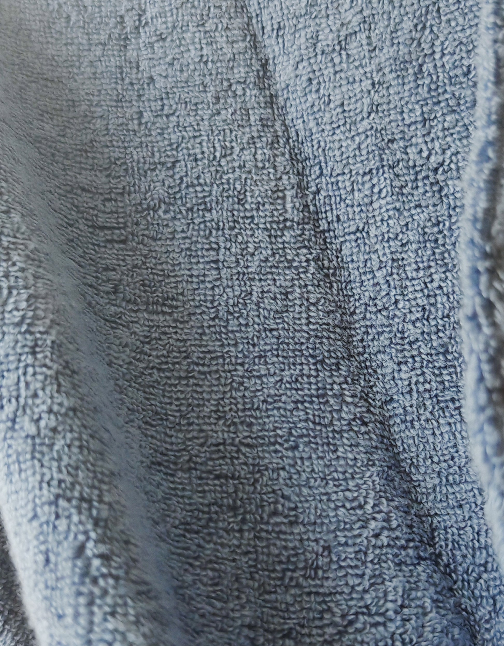 Eine Detailaufnahme des Stoffes vom EN VOGUE Bademantel in der Farbe Blau. Die Struktur wird hervorgehoben. Modell Air Cotton Stahlblau.