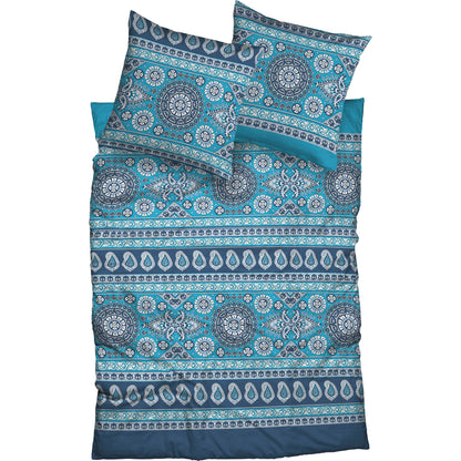 Zwei Kopfkissen und eine Bettdecke bezogen mit kuscheliger Biber Bettwaesche aus 100 Prozent Baumwolle von Casatex einem Muster in der Farbe Blau. Modell Lavina Blau.