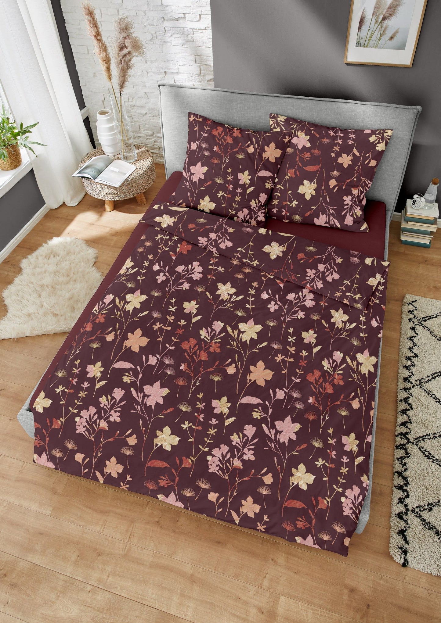 Ein Bettbezug-Set aus einem Kopfkissen und einer Bettdecke bezogen mit Edel-Biber Bettwaesche aus 100 Prozent Baumwolle mit Muster aus Blumen in der Farbe Bordeaux. Modell Charm.