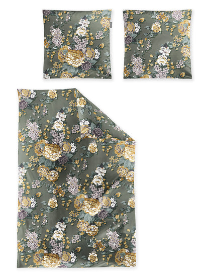 Zwei Kopfkissen und eine Bettdecke bezogen mit Edel-Feinbiber Bettwaesche mit einem Muster aus Blumen in der Farbe Gruen. Modell Blumen Gruen.