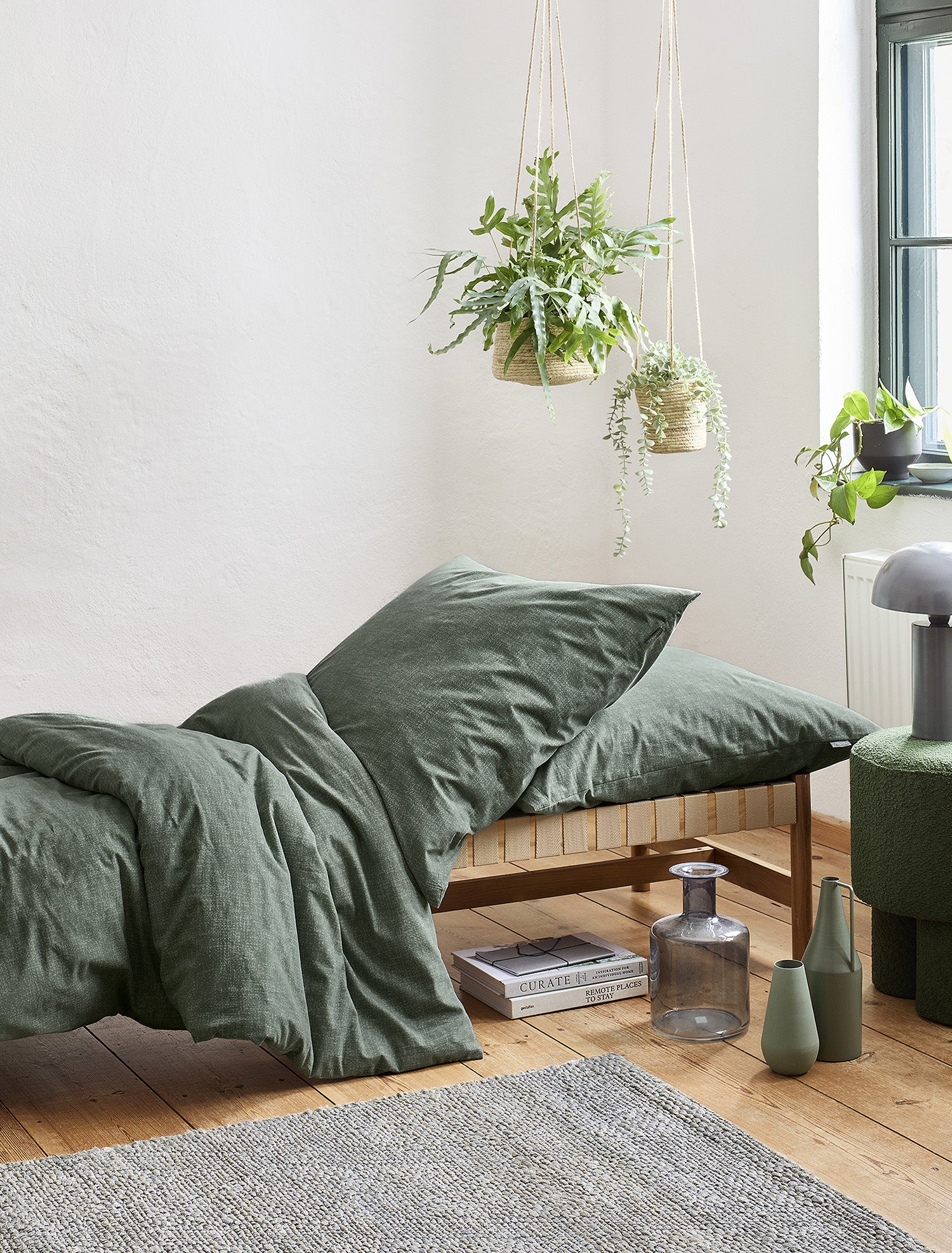 Ein Bettbezug-Set aus mehreren Kopfkissen und einer Bettdecke bezogen mit Edel-Feinbiber Bettwaesche aus 100 Prozent Baumwolle in der Farbe Gruen. Modell Koala Gruen.