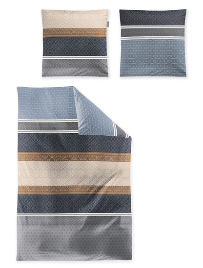 Zwei Kopfkissen und eine Bettdecke bezogen mit Edel-Feinbiber Bettwaesche mit einem Muster aus geographischen Formen in der Farbe Blau. Modell Panda Blau.
