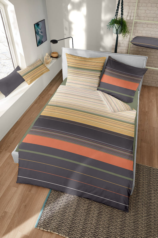 Ein Bettbezug-Set aus einem Kopfkissen und einer Bettdecke bezogen mit Feinbiber Bettwaesche aus 100 Prozent Baumwolle mit horizontalen Streifen in der Farbe Braun. Modell Cityscape