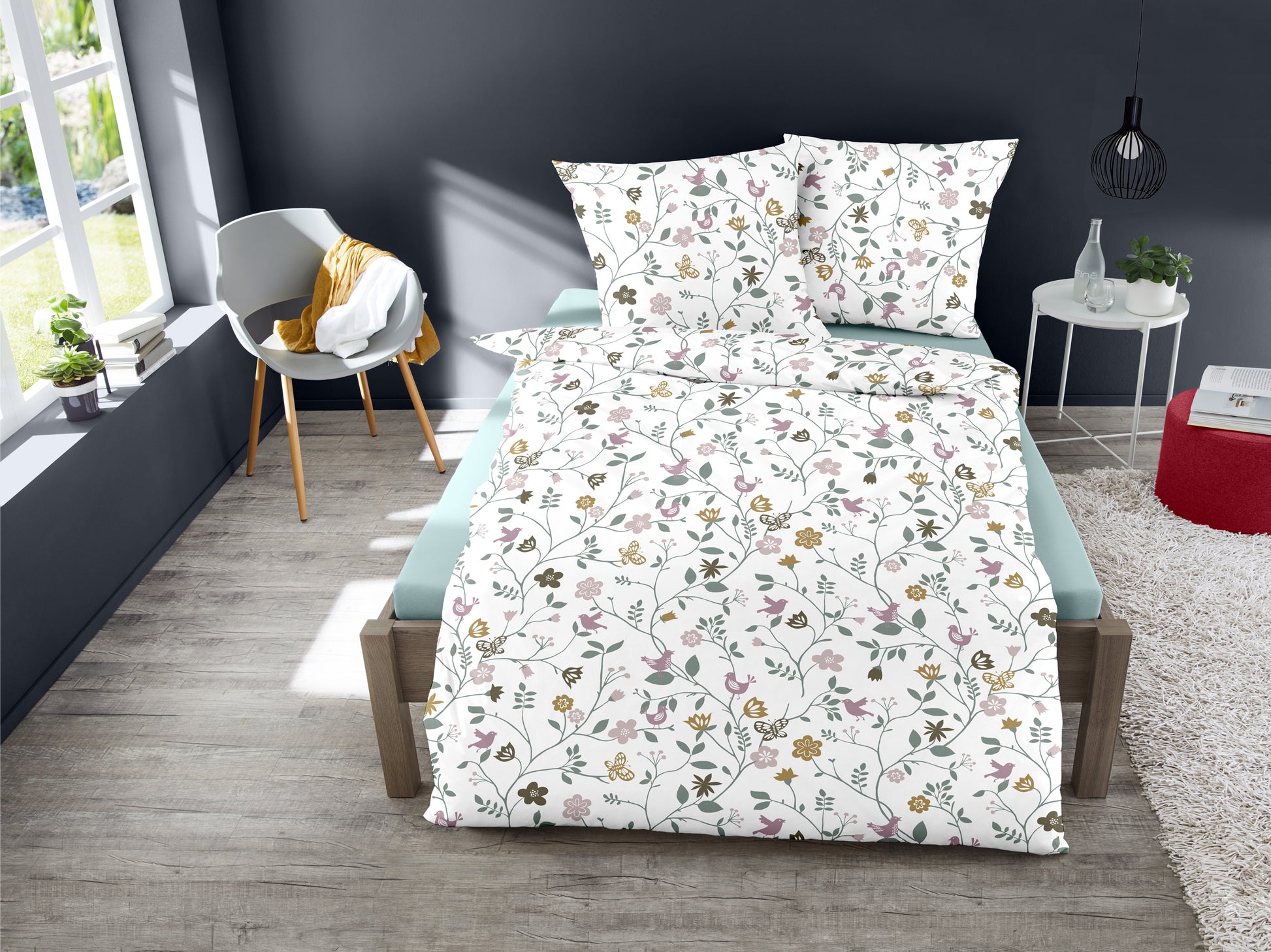 Ein Bettbezug-Set aus einem Kopfkissen und einer Bettdecke bezogen mit Feinbiber Bettwaesche aus 100 Prozent Baumwolle mit Muster aus Blumen in der Farbe Weiss. Modell Eternal Spring.