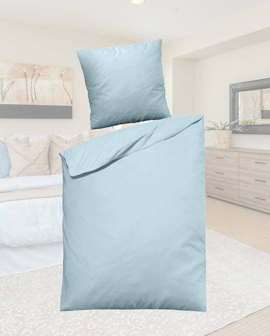 Ein Bettbezug-Set aus einem Kopfkissen und einer Bettdecke bezogen mit Feinbiber Bettwaesche aus 100 Prozent Baumwolle in der Farbe Hellblau. Modell Hellblau