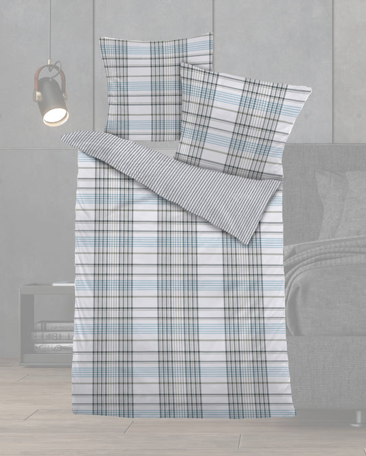 Ein Bettbezug-Set aus einem Kopfkissen und einer Bettdecke bezogen mit Feinbiber Bettwaesche aus 100 Prozent Baumwolle mit Muster aus kleinen Karos in der Farbe Grau. Modell  Karo Grau/Blau.