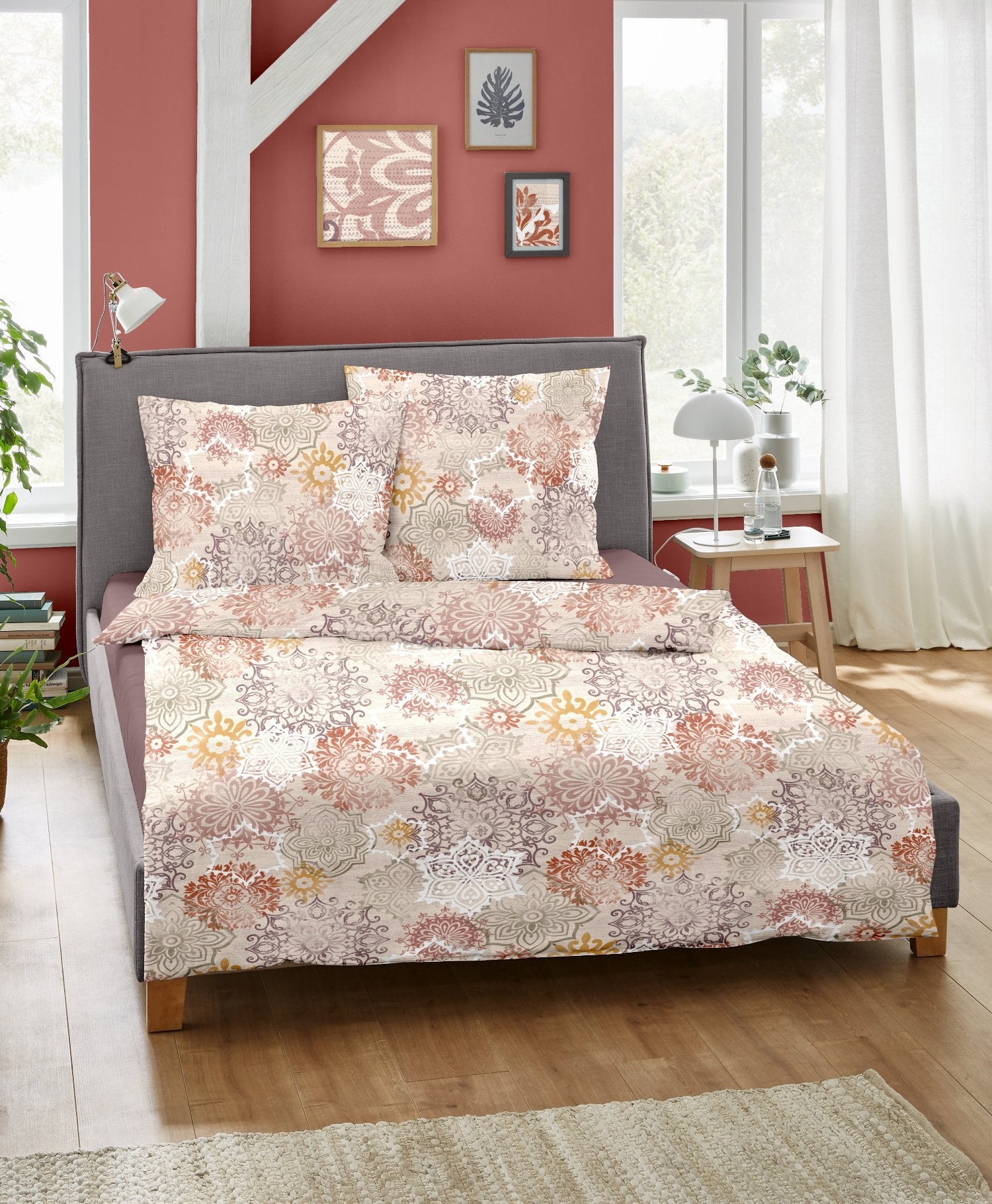Ein Bettbezug-Set aus einem Kopfkissen und einer Bettdecke bezogen mit Feinbiber Bettwaesche aus 100 Prozent Baumwolle mit Muster aus Ornamenten in der Farbe Beige. Modell Mystic Fields.