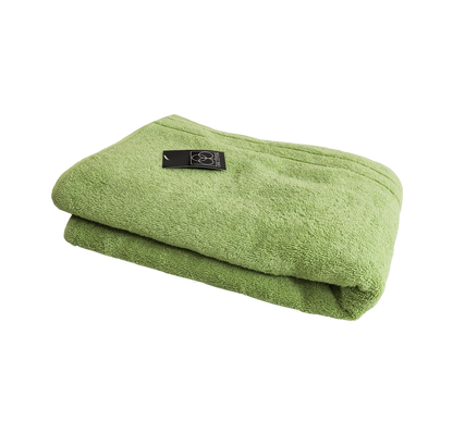 Ein Duschtuch von CARL COTTON aus 100 Prozent Baumwolle in der Groesse 70x140cm. Farbe Gruen. Modell Trend Avocado.