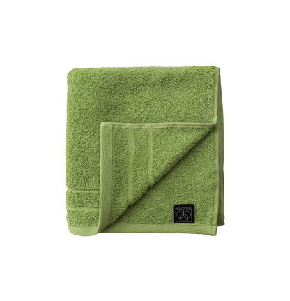 Ein Handtuch von CARL COTTON aus 100 Prozent Baumwolle in der Groesse 50x100cm. Farbe Gruen. Modell Trend Avocado.