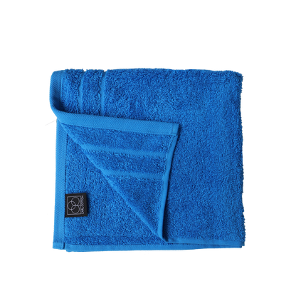 Ein Handtuch von CARL COTTON aus 100 Prozent Baumwolle in der Groesse 50x100cm. Farbe Blau. Modell Trend Electric Blue.