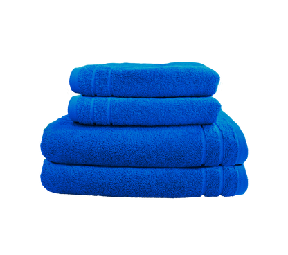 Ein Set aus zwei Duschtuechern und zwei Handtuechern von CARL COTTON aus 100 Prozent Baumwolle. Farbe Blau. Modell Trend Electric Blue.