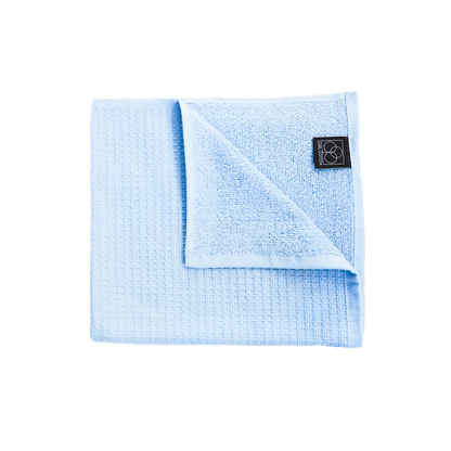 Ein Handtuch von CARL COTTON aus 100 Prozent Baumwolle in der Groesse 50x100cm. Farbe Blau. Modell Waffelpique Eisblau.
