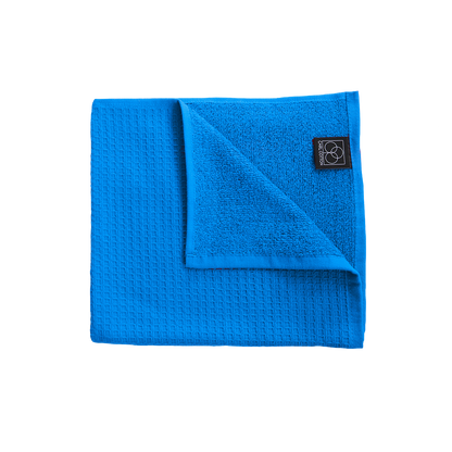 Ein Handtuch von CARL COTTON aus 100 Prozent Baumwolle in der Groesse 50x100cm. Farbe Blau. Modell Waffelpique Electric Blue.