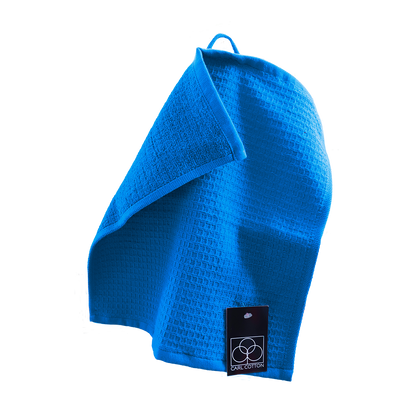 Ein Seiftuch von CARL COTTON aus 100 Prozent Baumwolle in der Groesse 30x30cm. Farbe Blau. Modell Waffelpique Electric Blue.