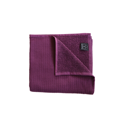 Ein Handtuch von CARL COTTON aus 100 Prozent Baumwolle in der Groesse 50x100cm. Farbe Lila. Modell Waffelpique Plum.